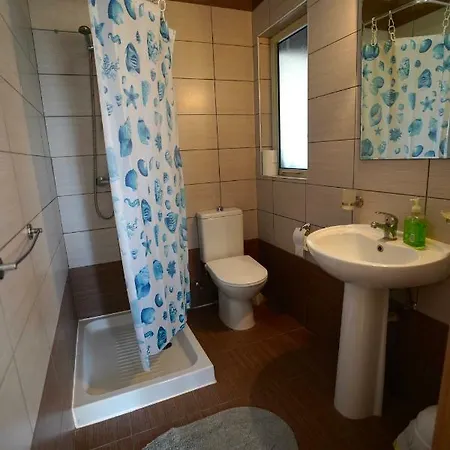 Centrally Located ,close To Airport Apartment *