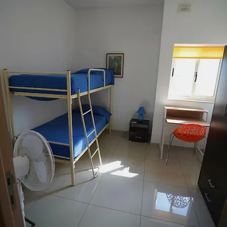 Centrally Located ,close To Airport * Paola