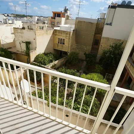 Apartment Centrally Located ,close To Airport Paola