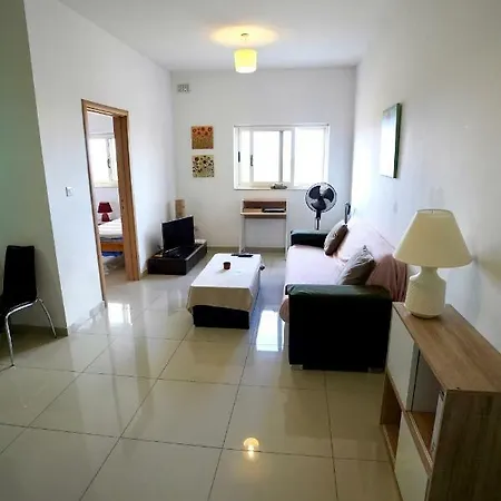 Centrally Located ,close To Airport Apartment Paola