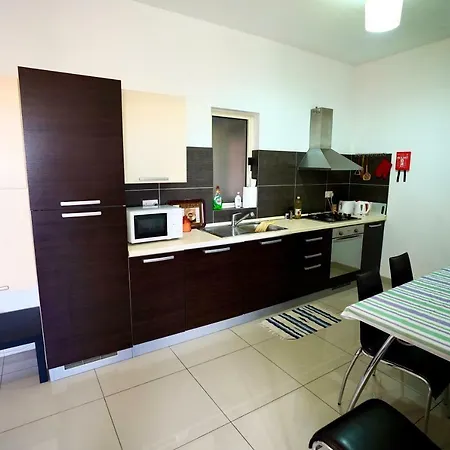 Centrally Located ,close To Airport Apartment *